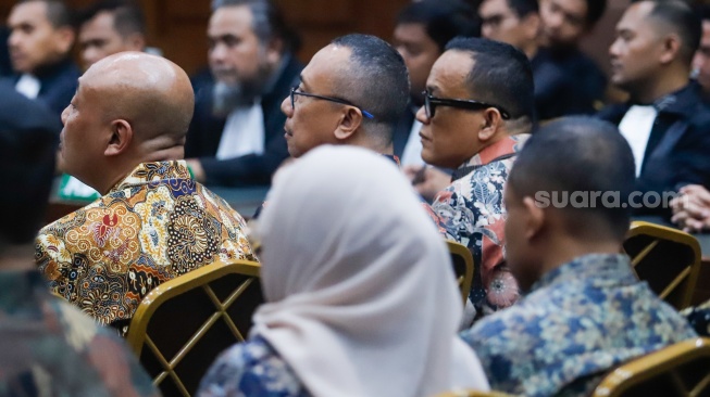 Terdakwa kasus dugaan pemerasan dalam pengurusan sertifikat Keselamatan dan Kesehatan Kerja (K3) di Kementerian Ketenagakerjaan Immanuel Ebenezer (kanan) saat mengikuti sidang lanjutan di Pengadilan Tipikor, Jakarta, Senin (18/5/2026). [Suara.com/Alfian Winanto]
