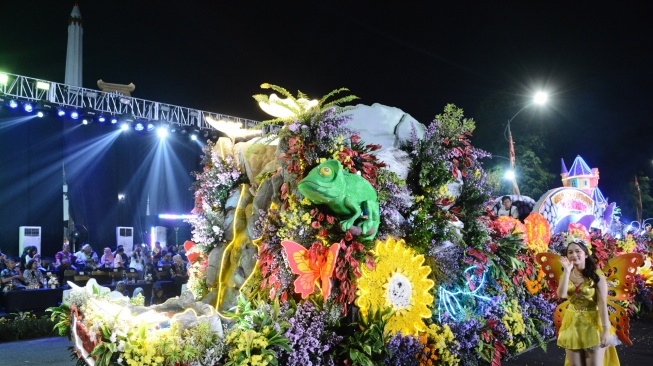 Iring-iringan kendaraan hias melintasi Kota Surabaya, mulai Jalan Pahlawan, Jalan Tembaan, Jalan Tunjungan, Jalan Gubernur Suryo hingga finish di Jalan Panglima Sudirman atau Monumen Bambu Runcing. Simak landmark Tugu Pahlawan yang menjadi latar belakang karnaval. (Dok: Pemkot Surabaya)