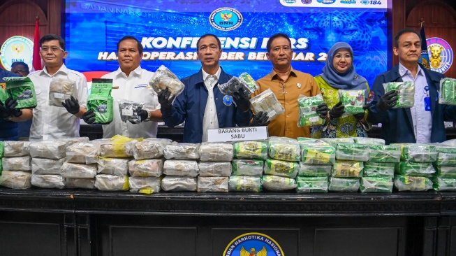 Plt. Deputi Pemberantasan BNN Roy Hardi Siahaan (ketiga kiri), Deputi Bidang Penindakan BPOM Irjen Pol Tubagus Ade Hidayat (ketiga kanan), Direktur Interdiksi Narkotika Dirjen Bea dan Cukai R. Syarif Hidayat (kedua kiri), beserta jajaran menunjukkan barang bukti narkotika saat rilis pengungkapan kasus dalam Operasi Sapu Bersih Narkoba (Saber Bersinar) 2026 di Kantor Badan Narkotika Nasional (BNN), Jakarta, Selasa (19/5/2026). [ANTARA FOTO/Indrianto Eko Suwarso/YU]