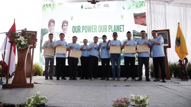 Direktur Operasi PT Semen Gresik, Benny Ismanto menerima plakat penghargaan Good Mining Practice (GMP) 2026 Terbaik 2 kategori Perusahaan Skala Besar di Semarang, Rabu (13/5). [IST]
