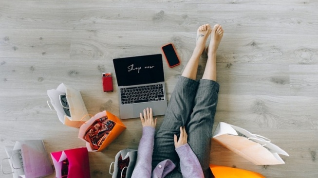 Budaya Belanja Generasi Sekarang: Antara Self-Reward dan Self-Destruction