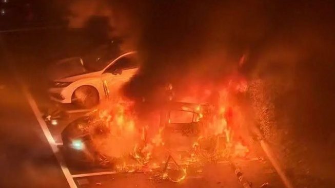 Mobil Morris Garage MG5 terbakar di parkiran. (Rednote via Car News China)