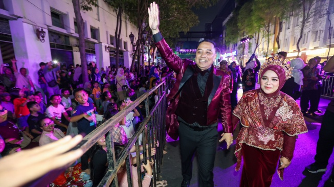 Wali Kota Eri Cahyadi hadir dalam Surabaya Vaganza 2026 pada Sabtu (16/5/2026) malam, menyatakan bahwa peningkatan kunjungan wisata di Kota Pahlawan menjadi indikator sektor pariwisata Kota Pahlawan terus bergerak dan memberikan dampak langsung terhadap perekonomian daerah. (Dok: Pemkot Surabaya)