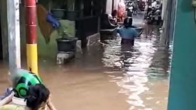 Kebon Pala Kembali Terendam Banjir 1,4 Meter, Warga Pilih Bertahan di Lantai Dua