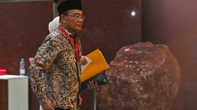 Penasihat Khusus Presiden Bidang Haji Muhadjir Effendy berjalan menuju ruang pemeriksaan setibanya di Gedung Merah Putih KPK, Jakarta, Senin (18/5/2026). [ANTARA FOTO/Indrianto Eko Suwarso/nz]