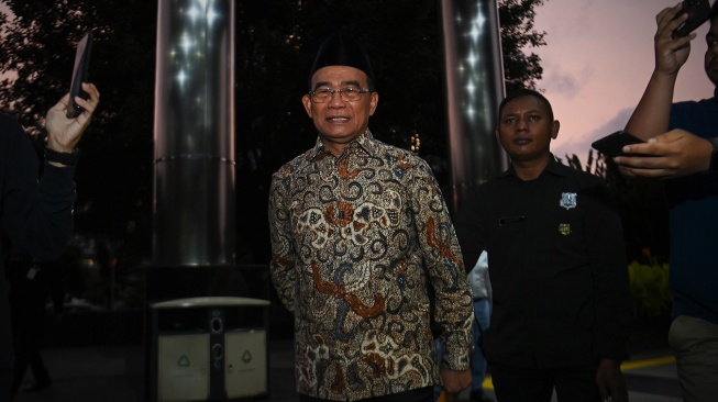 Penasihat Khusus Presiden Bidang Haji Muhadjir Effendy berjalan menuju ruang pemeriksaan setibanya di Gedung Merah Putih KPK, Jakarta, Senin (18/5/2026). [ANTARA FOTO/Indrianto Eko Suwarso/nz]