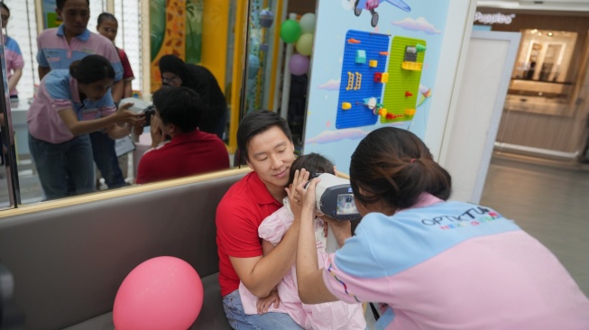 Anak Sering Main Gadget? Periksa Mata Rutin Jadi Kunci Cegah Gangguan Penglihatan sejak Dini