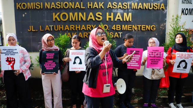 Massa dari Aliansi Perempuan Indonesia (API) menggelar aksi memperingati 28 tahun Reformasi di depan kantor Komnas HAM, Jakarta, Selasa (19/5/2026). [Suara.com/Alfian Winanto] 