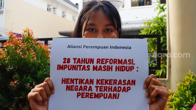 Massa dari Aliansi Perempuan Indonesia (API) menggelar aksi memperingati 28 tahun Reformasi di depan kantor Komnas HAM, Jakarta, Selasa (19/5/2026). [Suara.com/Alfian Winanto] 