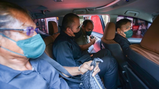 Petugas Kepolisian Bareskrim Mabes Polri menjaga AKP Deky Jonathan Sasiang (kedua kiri) setibanya dari Kaltim, di Terminal 2 Bandara Soekarno Hatta, Tangerang, Banten, Senin (18/5/2026). [ANTARA FOTO/Muhammad Iqbal/kye]
