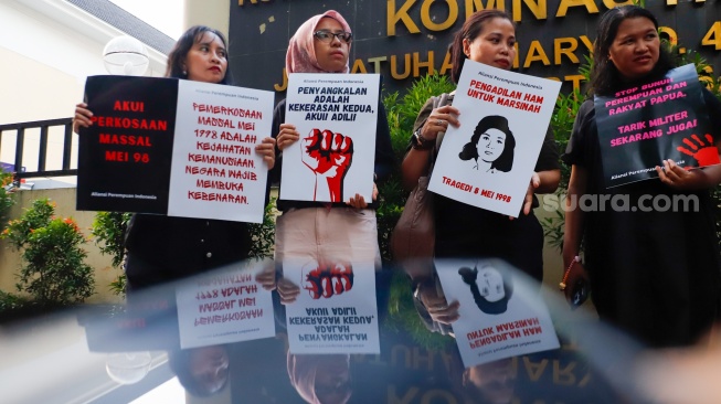 Massa dari Aliansi Perempuan Indonesia (API) menggelar aksi memperingati 28 tahun Reformasi di depan kantor Komnas HAM, Jakarta, Selasa (19/5/2026). [Suara.com/Alfian Winanto] 