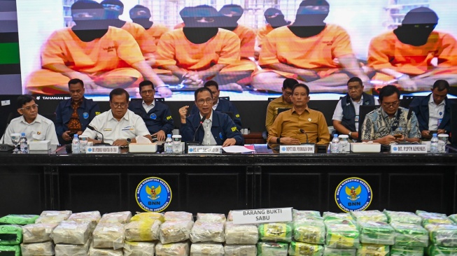 Plt. Deputi Pemberantasan BNN Roy Hardi Siahaan (tengah), Deputi Bidang Penindakan BPOM Irjen Pol Tubagus Ade Hidayat (kedua kanan), Direktur Interdiksi Narkotika Dirjen Bea dan Cukai R. Syarif Hidayat (kedua kiri), beserta jajaran memberikan keterangan saat rilis pengungkapan kasus dalam Operasi Sapu Bersih Narkoba (Saber Bersinar) 2026 di Kantor Badan Narkotika Nasional (BNN), Jakarta, Selasa (19/5/2026). [ANTARA FOTO/Indrianto Eko Suwarso/YU]