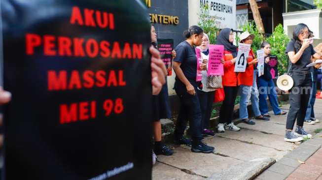 Massa dari Aliansi Perempuan Indonesia (API) menggelar aksi memperingati 28 tahun Reformasi di depan kantor Komnas HAM, Jakarta, Selasa (19/5/2026). [Suara.com/Alfian Winanto] 