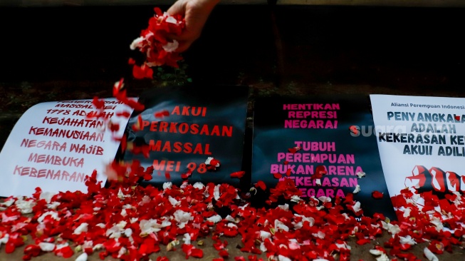 Massa dari Aliansi Perempuan Indonesia (API) menggelar aksi memperingati 28 tahun Reformasi di depan kantor Komnas HAM, Jakarta, Selasa (19/5/2026). [Suara.com/Alfian Winanto] 
