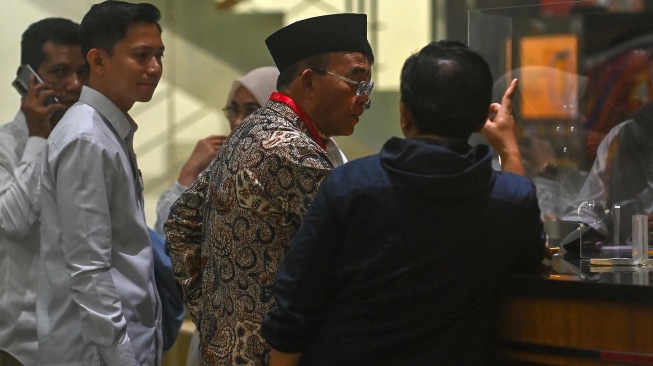 Penasihat Khusus Presiden Bidang Haji Muhadjir Effendy (kedua kanan) menunggu untuk menjalani pemeriksaan di Gedung Merah Putih KPK, Jakarta, Senin (18/5/2026). [ANTARA FOTO/Indrianto Eko Suwarso/nz]