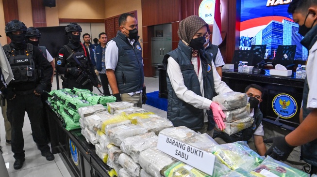 Petugas BNN merapikan barang bukti narkotika usai rilis pengungkapan kasus dalam Operasi Sapu Bersih Narkoba (Saber Bersinar) 2026 di Kantor Badan Narkotika Nasional (BNN), Jakarta, Selasa (19/5/2026). [ANTARA FOTO/Indrianto Eko Suwarso/YU]