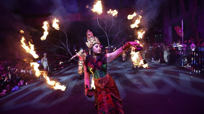 Selaras Tema Festival of Lights: Garden of Hope, penampil ini menari bersama nyala api.  Kegiatan tadi memperkuat daya tarik wisata sekaligus menunjukkan suasana Surabaya yang penuh kebersamaan. (Dok: Pemkot Surabaya)