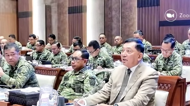 Blak-blakan di DPR, Menhan Sjafrie Ungkap Kronologi AS Minta Izin Lintas Udara RI