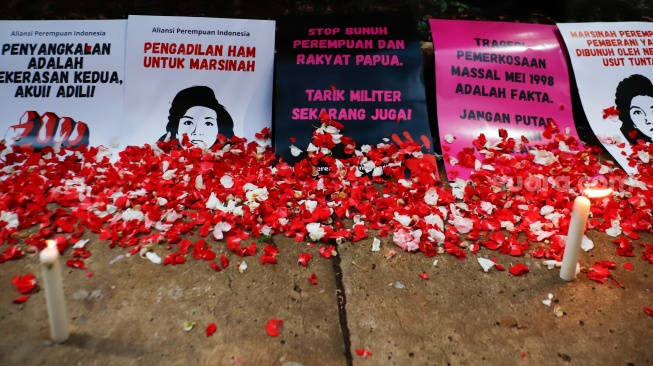 Massa dari Aliansi Perempuan Indonesia (API) menggelar aksi memperingati 28 tahun Reformasi di depan kantor Komnas HAM, Jakarta, Selasa (19/5/2026). [Suara.com/Alfian Winanto] 