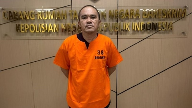 Mantan Kasat Resnarkoba Polres Kutai Barat, AKP Deky Jonathan Sasiang resmi ditahan di Rutan Bareskrim Polri. [Suara.com/Bareskrim]