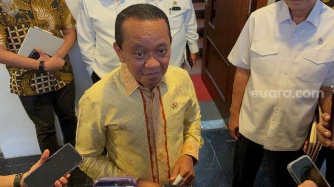 Rupiah Anjlok, Bahlil: Doain BBM Subsidi Tak Naik Harga