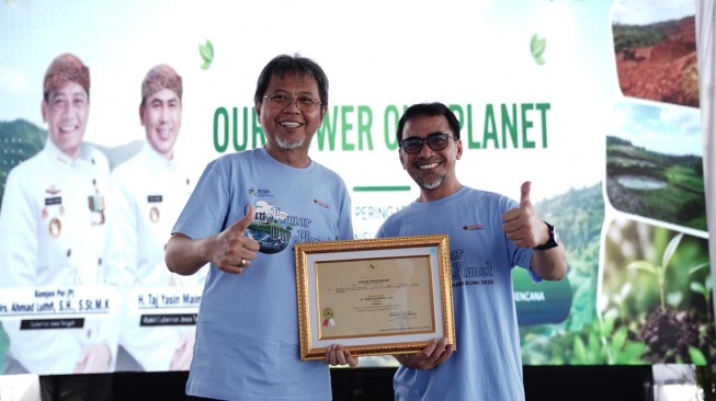Direktur Operasi PT Semen Gresik, Benny Ismanto menerima plakat penghargaan Good Mining Practice (GMP) 2026 Terbaik 2 kategori Perusahaan Skala Besar, Rabu (13/5). [IST]