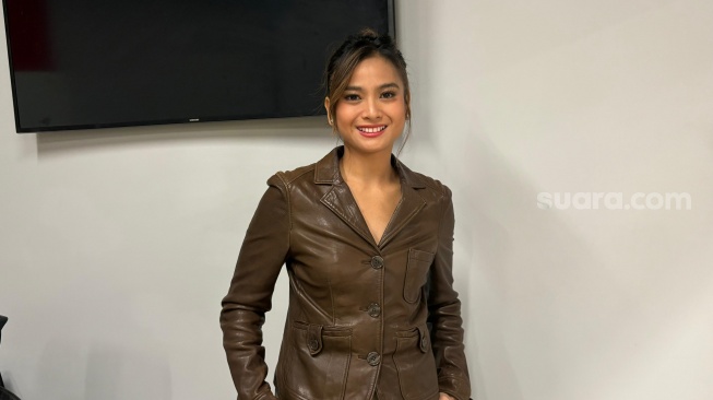 Acha Septriasa saat berkunjung ke kantor Suara.com di kawasan Palmerah, Jakarta Barat pada Senin, 18 Mei 2026. [Suara.com/Tiara Rosana]