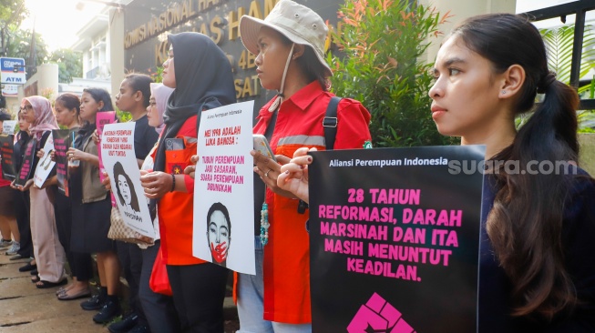 Massa dari Aliansi Perempuan Indonesia (API) menggelar aksi memperingati 28 tahun Reformasi di depan kantor Komnas HAM, Jakarta, Selasa (19/5/2026). [Suara.com/Alfian Winanto] 