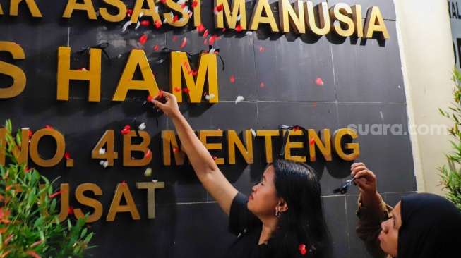 Massa dari Aliansi Perempuan Indonesia (API) menggelar aksi memperingati 28 tahun Reformasi di depan kantor Komnas HAM, Jakarta, Selasa (19/5/2026). [Suara.com/Alfian Winanto] 
