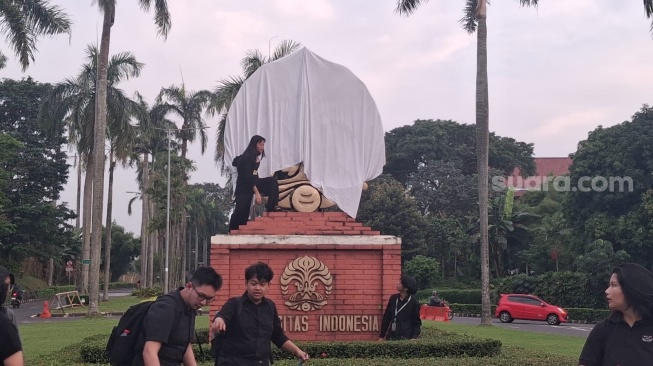 Buat 'Makam Reformasi', Mahasiswa UI Tutup Logo Makara dengan Kain Putih