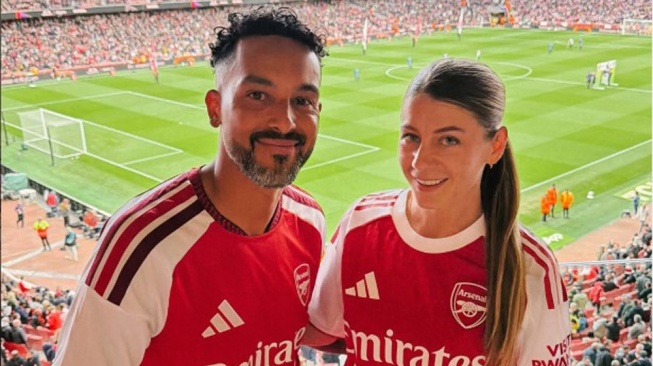 Ngebet Ikut Parade Juara Arsenal, Theo Walcott Telepon Mikel Arteta Minta Slot di Bus