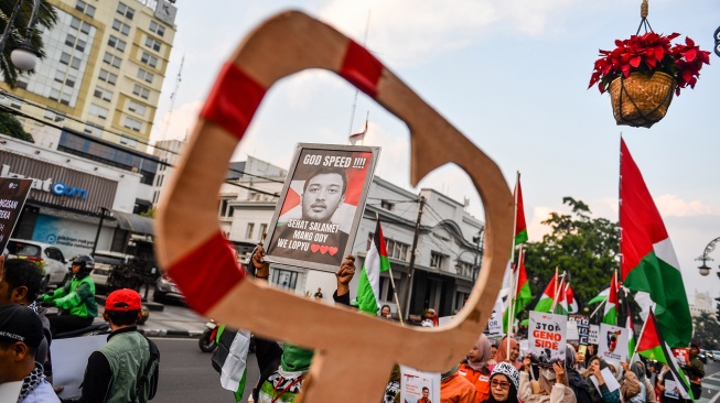 Massa dari Solidaritas Seni untuk Palestina mengikuti aksi solidaritas bagi WNI dan Jurnalis yang diculik Israel di Jalan Asia Afrika, Bandung, Jawa Barat, Selasa (19/5/2026). [ANTARA FOTO/Raisan Al Farisi/YU]