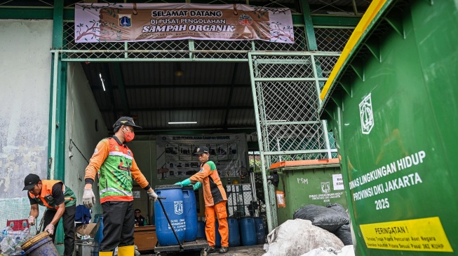 Petugas mengangkut tong berisi bubur sampah organik di Kantor Suku Dinas Lingkungan Hidup Jakarta Timur, Makasar, Jakarta, Rabu (20/5/2026). [ANTARA FOTO/Sulthony Hasanuddin/sgd]