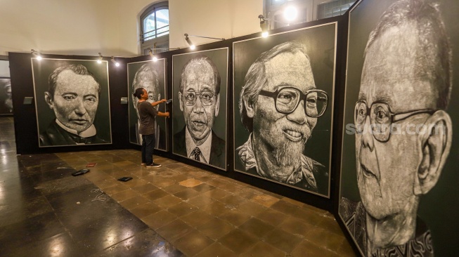 Pengunjung mengamati lukisan pada pameran temporer Science SciArt 8.0 Gelora Api Kebangkitan di Museum Kebangkitan Nasional, Jakarta, Rabu (20/5/2026). [Suara.com/Alfian Winanto]
