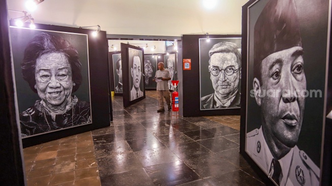Pengunjung mengamati lukisan pada pameran temporer Science SciArt 8.0 Gelora Api Kebangkitan di Museum Kebangkitan Nasional, Jakarta, Rabu (20/5/2026). [Suara.com/Alfian Winanto]