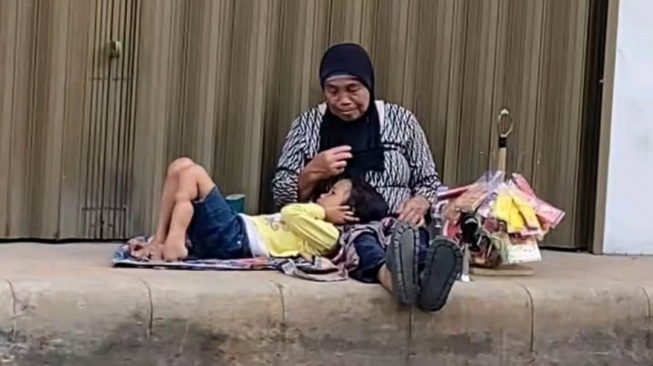 Sehari Hanya Dapat Rp8.000, Perjuangan Nenek 75 Tahun Gendong Anak Angkat Difabel Bikin Mewek