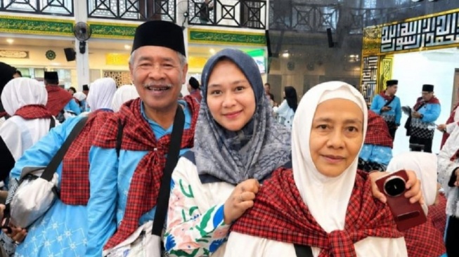Calon haji Indonesia yang dilaporkan hilang di Kota Makkah Muhammad Firdaus Ahlan (kiri) dari kloter JKG 27 Rombongan 1 dari KBIH Imam Bonjol bersama istri dan anaknya. ANTARA/HO-Dokumentasi pribadi