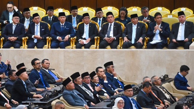 Jajaran menteri Kabinet Merah Putih (duduk deretan atas) menghadiri Rapat Paripurna ke-19 DPR RI Masa Persidangan V Tahun Sidang 2025-2026 di kompleks Parlemen, Jakarta, Rabu (20/5/2026). [ANTARA FOTO/Rivan Awal Lingga/app/kye]
