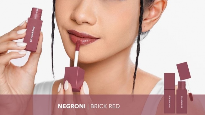 Lipstik merah. (Shopee)