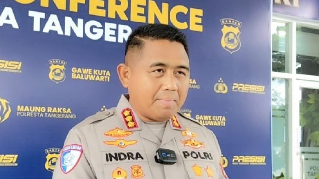 Kapolresta Tangerang Kombes Andi Muhammad Indra Waspada Amirullah memberikan keterangan resmi mengenai penanganan isu teror di Kabupaten Tangerang, Banten. (ANTARA/Azmi Samsul M)