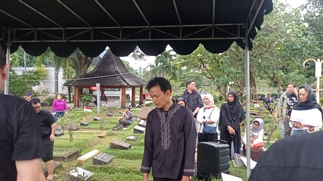 Fedi Nuril di pemakaman sang ibu di TPU Karet Bivak, Jakarta Pusat pada Rabu, 20 Mei 2026 [Suara.com/Rena Pangesti]