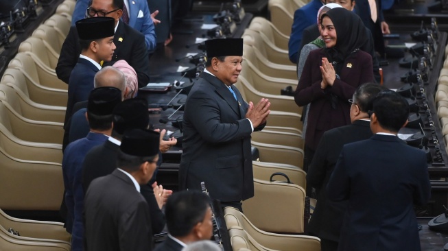 Presiden Prabowo Subianto (tengah) bersama Wakil Presiden Gibran Rakabuming Raka (kiri) tiba di lokasi Rapat Paripurna ke-19 DPR RI Masa Persidangan V Tahun Sidang 2025-2026 di kompleks Parlemen, Jakarta, Rabu (20/5/2026). [ANTARA FOTO/Rivan Awal Lingga/app/kye]
