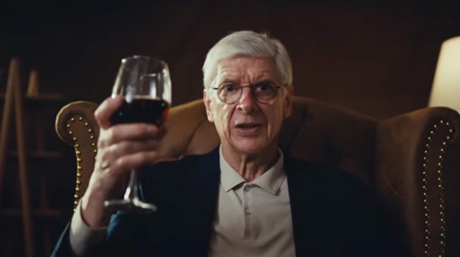 Angkat Gelas Wine Arsene Wenger Terharu Arsenal Juara tapi Langsung Kasih Warning