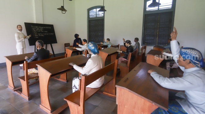 Pengunjung melihat diorama sejarah di Museum Kebangkitan Nasional, Jakarta, Rabu (20/5/2026). [Suara.com/Alfian Winanto]