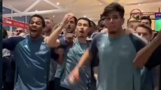 Momen Kocak Piero Hincapie Ejek Fans Manchester City Saat Perayaan Juara Arsenal