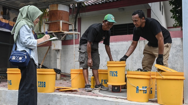 Warga RT 02 RW 03 Komplek Gudang Peluru melakukan pengelolaan sampah organik secara mandiri menggunakan teba modern atau lubang komposter sebagai upaya mendukung target mengurangi pengiriman sampah hingga 50 persen ke Tempat Pengelolaan Sampah Terpadu (TPST) Bantargebang. (ANTARA FOTO/Sulthony Hasanuddin)