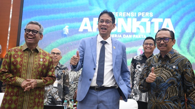 Menteri Keuangan Purbaya Yudhi Sadewa (tengah) didampingi Wakil Menteri Keuangan Juda Agung (kanan) dan Suahasil Nazara (kiri) mengacungkan jempol saat konferensi pers APBN KiTa edisi Mei 2026 di Jakarta, Selasa (19/5/2026). [ANTARA FOTO/M Risyal Hidayat/tom]