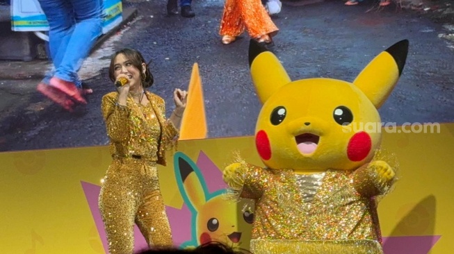 Happy Asmara derkolaborasi dengan Pikachu dari Pok&eacute;mon merilis video musik Kopi Dangdut ver. Goyang Hepika di kawasan SCBD, Jakarta Selatan pada Selasa, 19 Mei 2026. [Suara.com/Tiara Rosana]