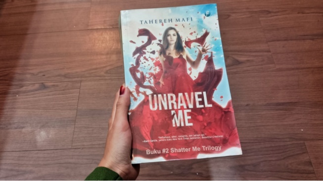 Dari Dibenci Jadi Dicintai, Warner Mencuri Seluruh Isi di Novel Unravel Me