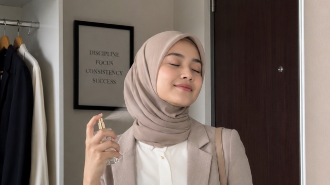 6 Cara Memakai Parfum agar Tahan Lama untuk Wanita Berhijab, Wangi Seharian Walau Aktif Bergerak